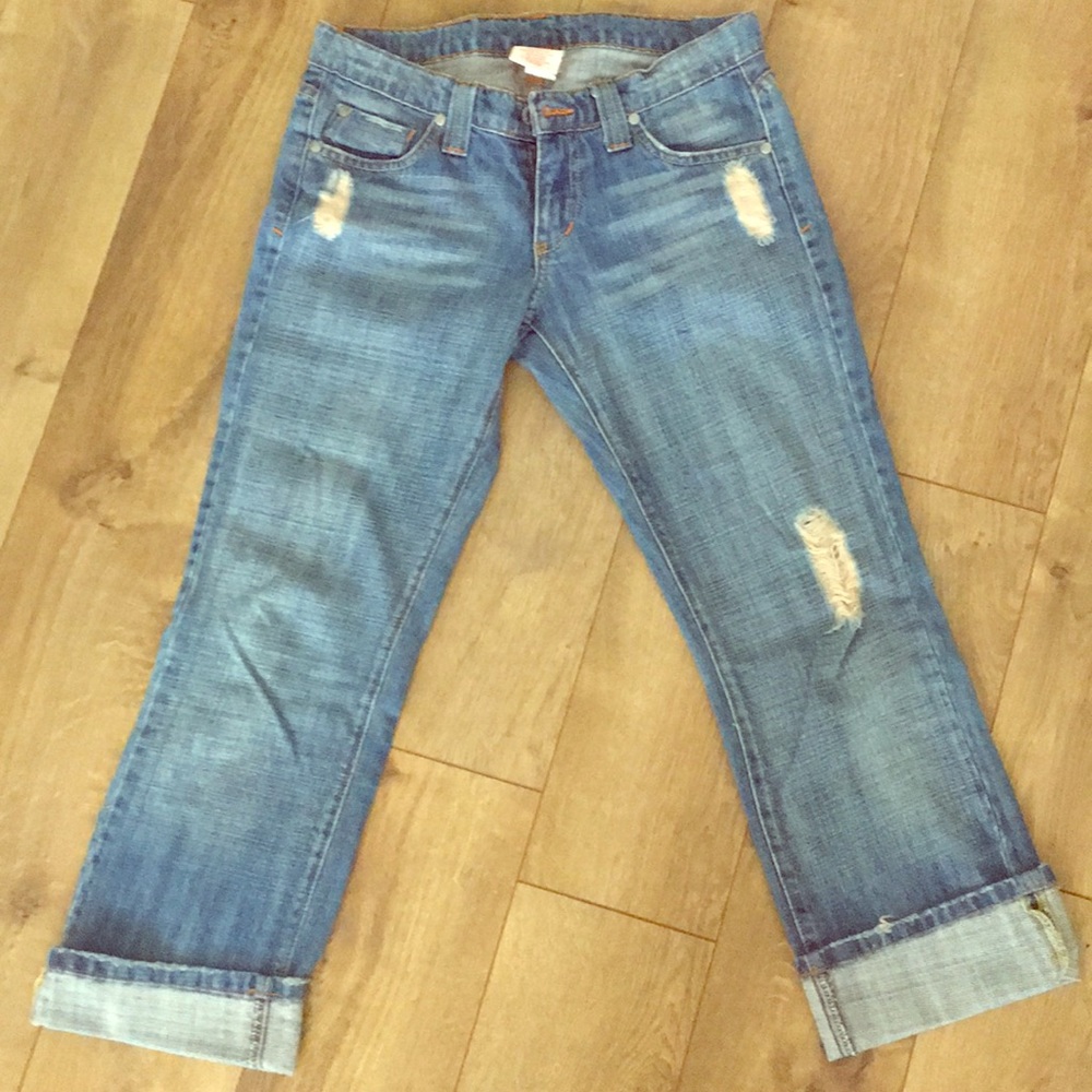 Light Distressed Cropped Jeans